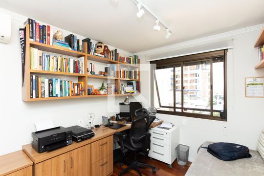 Apartamento com varanda, 4 quartos, piscina no condomínio. Excelente compra. — Quarto 2