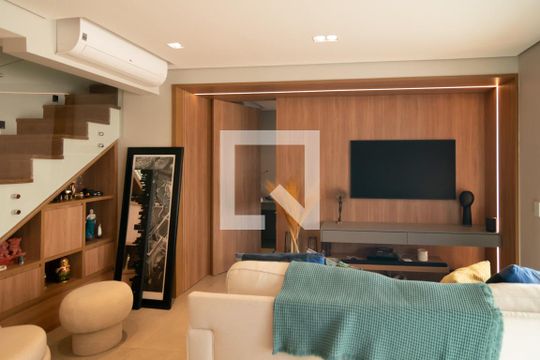 Apartamento mobiliado no Centro, 2 quartos, com varanda, ideal para comprar e viver com conforto. — Sala / Cozinha