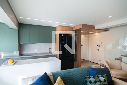 Apartamento mobiliado no Centro, 2 quartos, com varanda, ideal para comprar e viver com conforto. — Sala / Cozinha