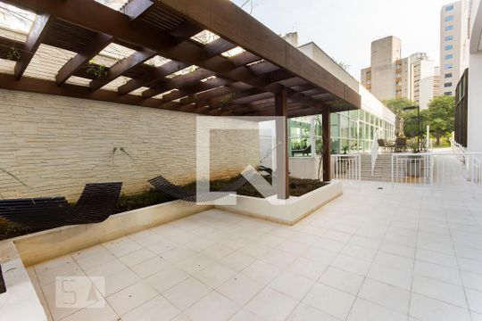 Apartamento mobiliado no Centro, 2 quartos, com varanda, ideal para comprar e viver com conforto. — Área comum