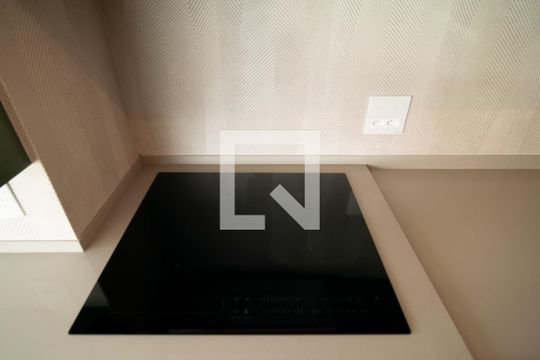 Apartamento mobiliado no Centro, 2 quartos, com varanda, ideal para comprar e viver com conforto. — Sala / Cozinha
