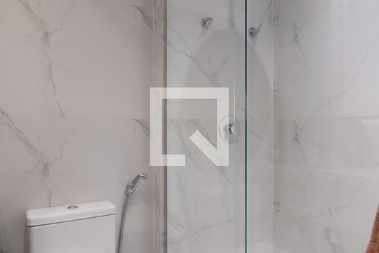 Apartamento mobiliado no Centro, 2 quartos, com varanda, ideal para comprar e viver com conforto. — Banheiro Quarto 2 - Suíte