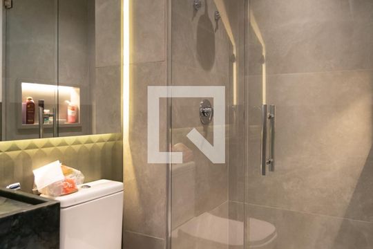 Apartamento mobiliado no Centro, 2 quartos, com varanda, ideal para comprar e viver com conforto. — Banheiro Social