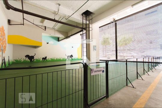 Apartamento mobiliado no Centro, 2 quartos, com varanda, ideal para comprar e viver com conforto. — Área comum