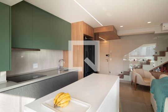 Apartamento mobiliado no Centro, 2 quartos, com varanda, ideal para comprar e viver com conforto. — Sala / Cozinha