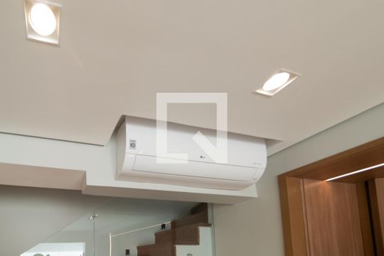 Apartamento mobiliado no Centro, 2 quartos, com varanda, ideal para comprar e viver com conforto. — Sala / Cozinha