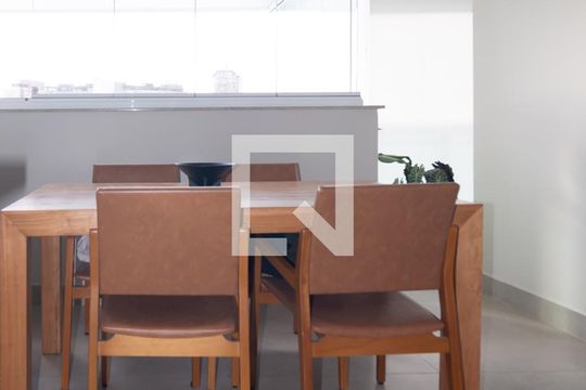 Apartamento mobiliado no Centro, 2 quartos, com varanda, ideal para comprar e viver com conforto. — Churrasqueira
