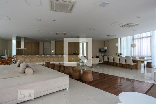 Apartamento mobiliado no Centro, 2 quartos, com varanda, ideal para comprar e viver com conforto. — Área comum