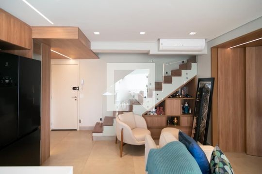 Apartamento mobiliado no Centro, 2 quartos, com varanda, ideal para comprar e viver com conforto. — Sala / Cozinha