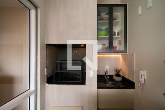 Apartamento mobiliado no Centro, 2 quartos, com varanda, ideal para comprar e viver com conforto. — Churrasqueira