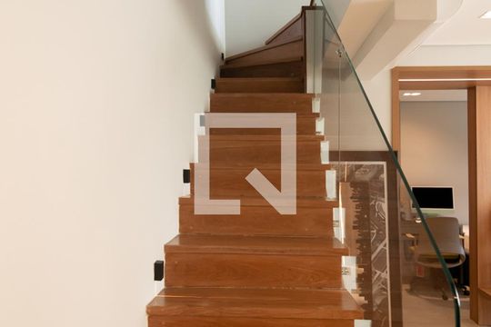Apartamento mobiliado no Centro, 2 quartos, com varanda, ideal para comprar e viver com conforto. — Sala / Cozinha