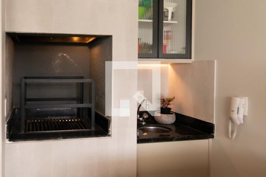 Apartamento mobiliado no Centro, 2 quartos, com varanda, ideal para comprar e viver com conforto. — Churrasqueira