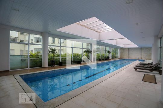 Apartamento mobiliado no Centro, 2 quartos, com varanda, ideal para comprar e viver com conforto. — Área comum