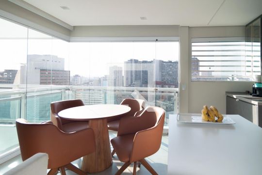 Apartamento mobiliado no Centro, 2 quartos, com varanda, ideal para comprar e viver com conforto. — Sala / Cozinha
