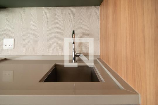 Apartamento mobiliado no Centro, 2 quartos, com varanda, ideal para comprar e viver com conforto. — Sala / Cozinha