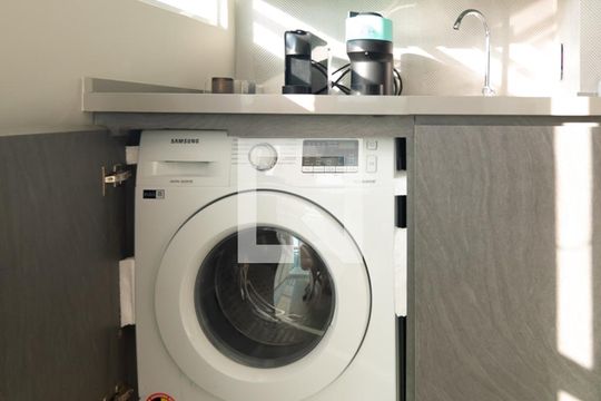 Apartamento mobiliado no Centro, 2 quartos, com varanda, ideal para comprar e viver com conforto. — Sala / Cozinha