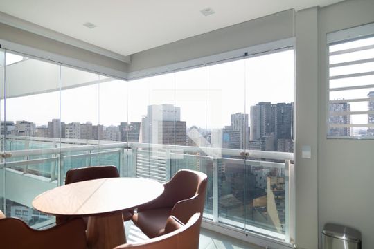Apartamento mobiliado no Centro, 2 quartos, com varanda, ideal para comprar e viver com conforto. — Sala / Cozinha