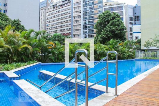 Apartamento mobiliado no Centro, 2 quartos, com varanda, ideal para comprar e viver com conforto. — Área comum