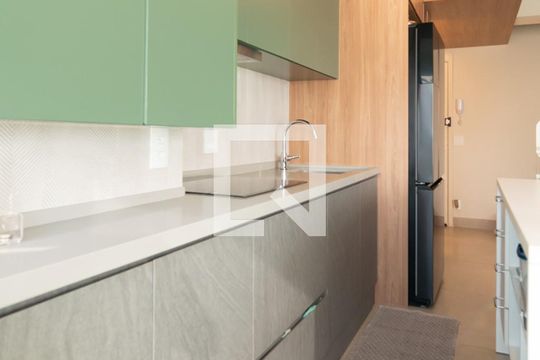 Apartamento mobiliado no Centro, 2 quartos, com varanda, ideal para comprar e viver com conforto. — Sala / Cozinha