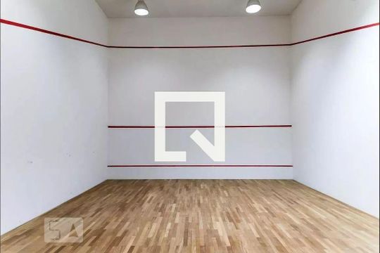 Apartamento mobiliado no Centro, 2 quartos, com varanda, ideal para comprar e viver com conforto. — Área comum