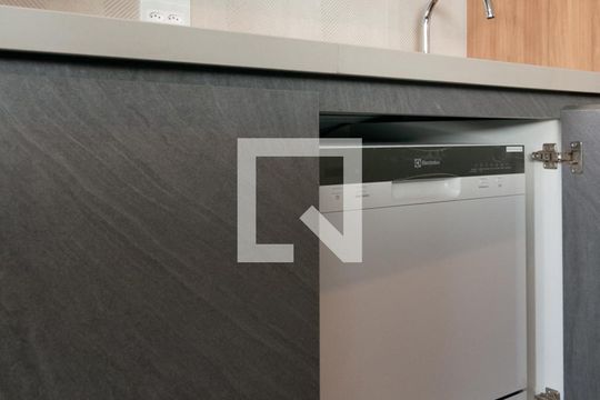 Apartamento mobiliado no Centro, 2 quartos, com varanda, ideal para comprar e viver com conforto. — Sala / Cozinha