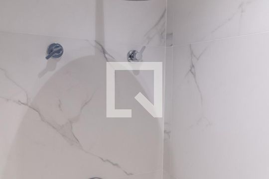 Apartamento mobiliado no Centro, 2 quartos, com varanda, ideal para comprar e viver com conforto. — Banheiro Quarto 2 - Suíte