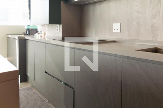 Apartamento mobiliado no Centro, 2 quartos, com varanda, ideal para comprar e viver com conforto. — Sala / Cozinha