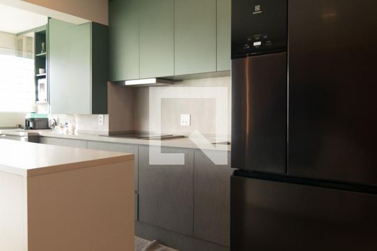 Apartamento mobiliado no Centro, 2 quartos, com varanda, ideal para comprar e viver com conforto. — Sala / Cozinha