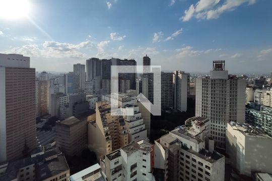Apartamento mobiliado no Centro, 2 quartos, com varanda, ideal para comprar e viver com conforto. — Sala / Cozinha