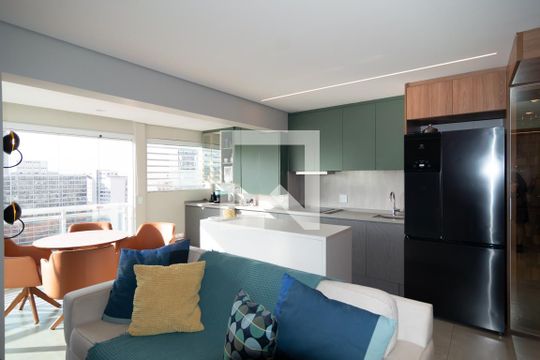 Apartamento mobiliado no Centro, 2 quartos, com varanda, ideal para comprar e viver com conforto. — Sala / Cozinha