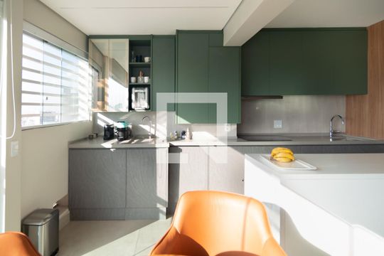 Apartamento mobiliado no Centro, 2 quartos, com varanda, ideal para comprar e viver com conforto. — Sala / Cozinha