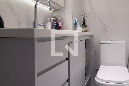 Apartamento mobiliado no Centro, 2 quartos, com varanda, ideal para comprar e viver com conforto. — Banheiro Quarto 2 - Suíte