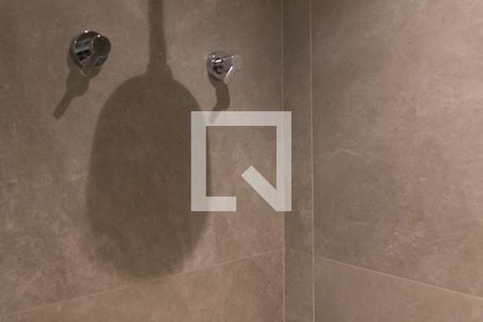 Apartamento mobiliado no Centro, 2 quartos, com varanda, ideal para comprar e viver com conforto. — Banheiro Social