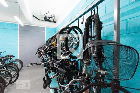 Apartamento mobiliado no Centro, 2 quartos, com varanda, ideal para comprar e viver com conforto. — Área comum