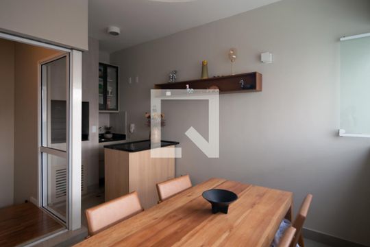 Apartamento mobiliado no Centro, 2 quartos, com varanda, ideal para comprar e viver com conforto. — Churrasqueira