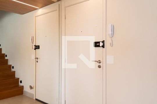 Apartamento mobiliado no Centro, 2 quartos, com varanda, ideal para comprar e viver com conforto. — Sala / Cozinha