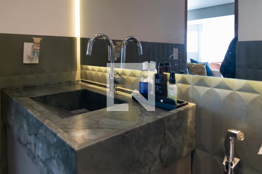 Apartamento mobiliado no Centro, 2 quartos, com varanda, ideal para comprar e viver com conforto. — Banheiro Social
