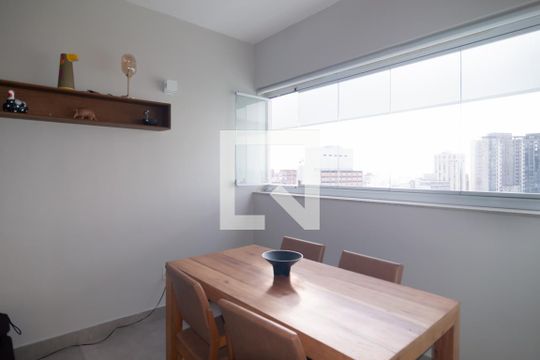 Apartamento mobiliado no Centro, 2 quartos, com varanda, ideal para comprar e viver com conforto. — Churrasqueira