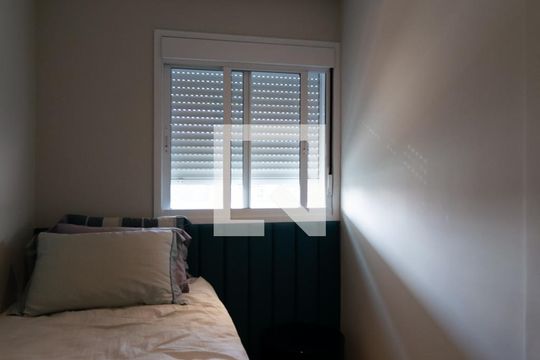 Apartamento mobiliado no Centro, 2 quartos, com varanda, ideal para comprar e viver com conforto. — Quarto 1