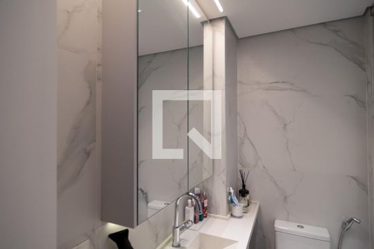 Apartamento mobiliado no Centro, 2 quartos, com varanda, ideal para comprar e viver com conforto. — Banheiro Quarto 2 - Suíte