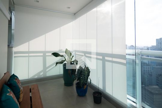 Apartamento mobiliado no Centro, 2 quartos, com varanda, ideal para comprar e viver com conforto. — Varanda Quarto 2 - Suíte