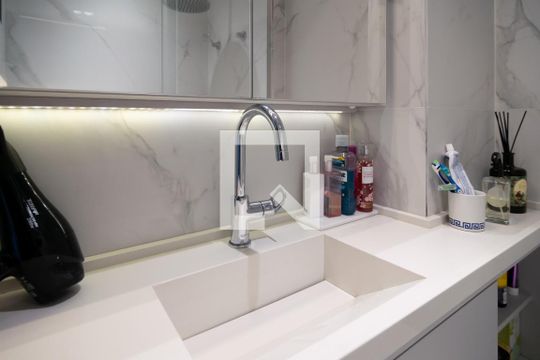 Apartamento mobiliado no Centro, 2 quartos, com varanda, ideal para comprar e viver com conforto. — Banheiro Quarto 2 - Suíte