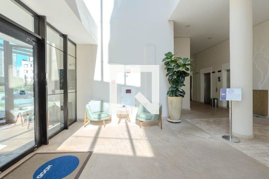 Apartamento mobiliado no Centro, 2 quartos, com varanda, ideal para comprar e viver com conforto. — Área comum