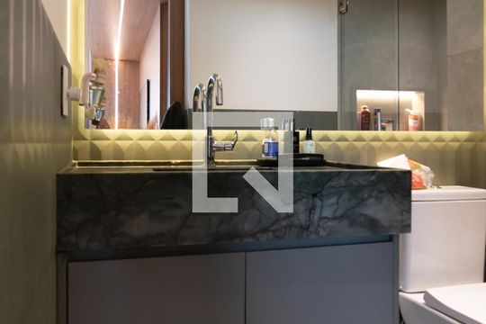 Apartamento mobiliado no Centro, 2 quartos, com varanda, ideal para comprar e viver com conforto. — Banheiro Social