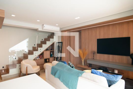 Apartamento mobiliado no Centro, 2 quartos, com varanda, ideal para comprar e viver com conforto. — Sala / Cozinha
