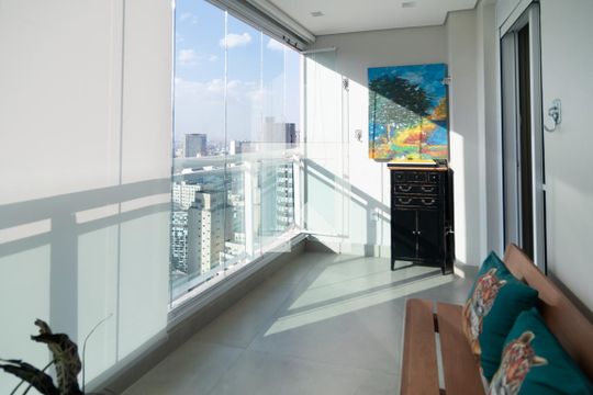 Apartamento mobiliado no Centro, 2 quartos, com varanda, ideal para comprar e viver com conforto. — Varanda Quarto 2 - Suíte
