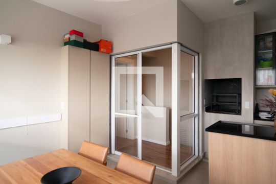 Apartamento mobiliado no Centro, 2 quartos, com varanda, ideal para comprar e viver com conforto. — Churrasqueira