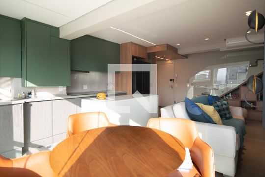 Apartamento mobiliado no Centro, 2 quartos, com varanda, ideal para comprar e viver com conforto. — Sala / Cozinha