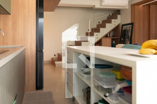 Apartamento mobiliado no Centro, 2 quartos, com varanda, ideal para comprar e viver com conforto. — Sala / Cozinha