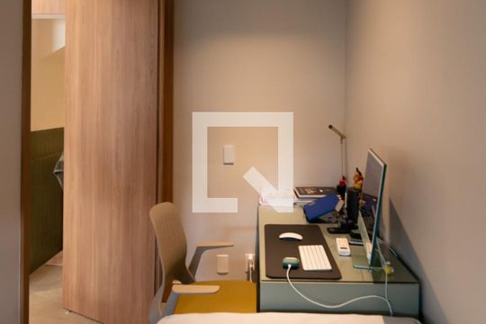 Apartamento mobiliado no Centro, 2 quartos, com varanda, ideal para comprar e viver com conforto. — Quarto 1